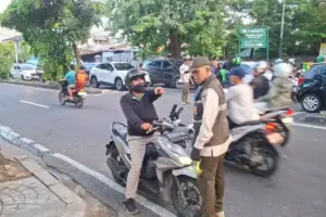 Adang Pemotor Lawan Arah, Anggota Satpol di Kembangan Jakbar Ngaku Sering Dimaki