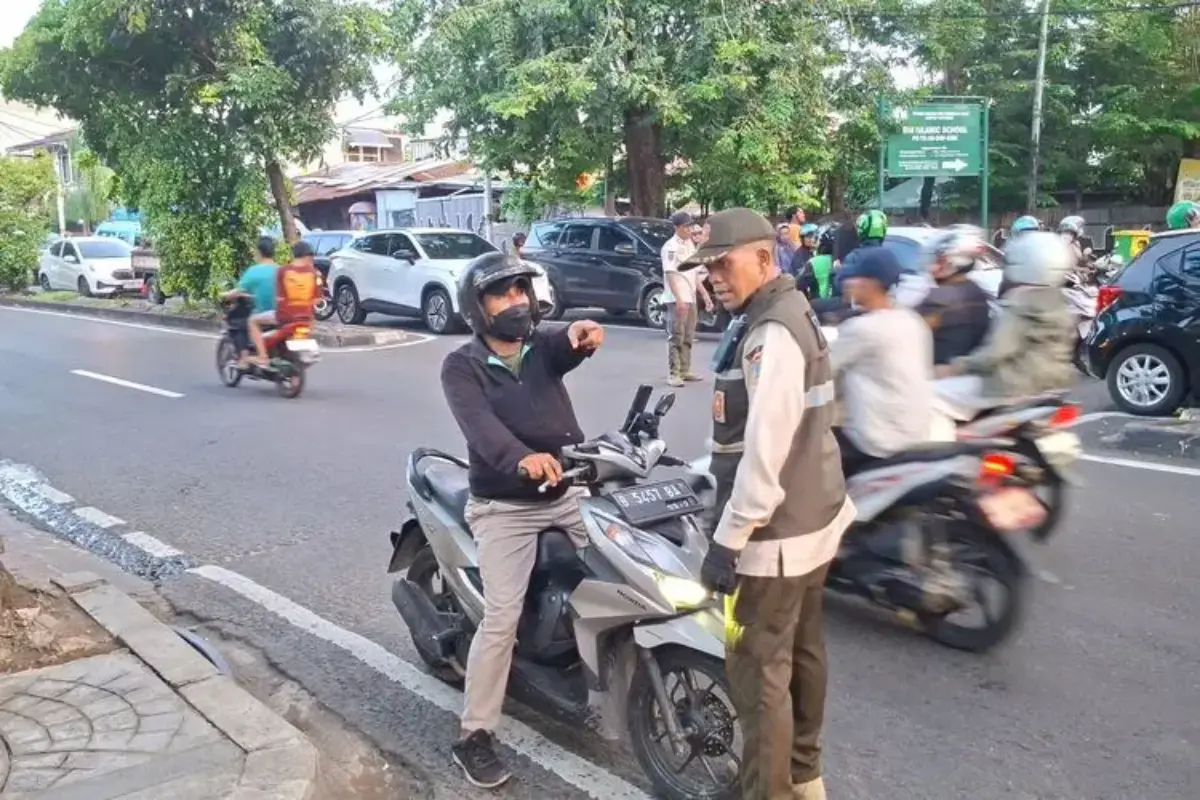 Banyak Pemotor Lawan Arah Di Meruya Ilir Jakbar, Satpol Pp Kena Umpatan Saat Mengadang