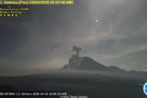 Gunung Semeru Luncurkan Awan Panas Sejauh 4,5 Kilometer