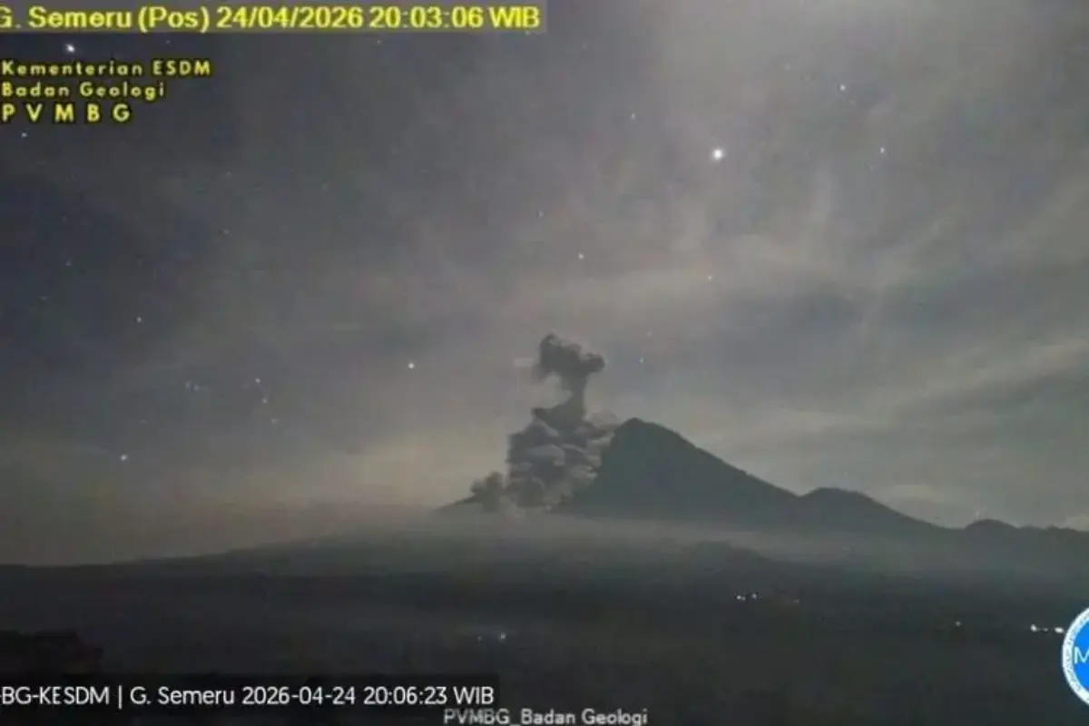 Gunung Semeru Luncurkan Awan Panas Sejauh 4,5 Kilometer