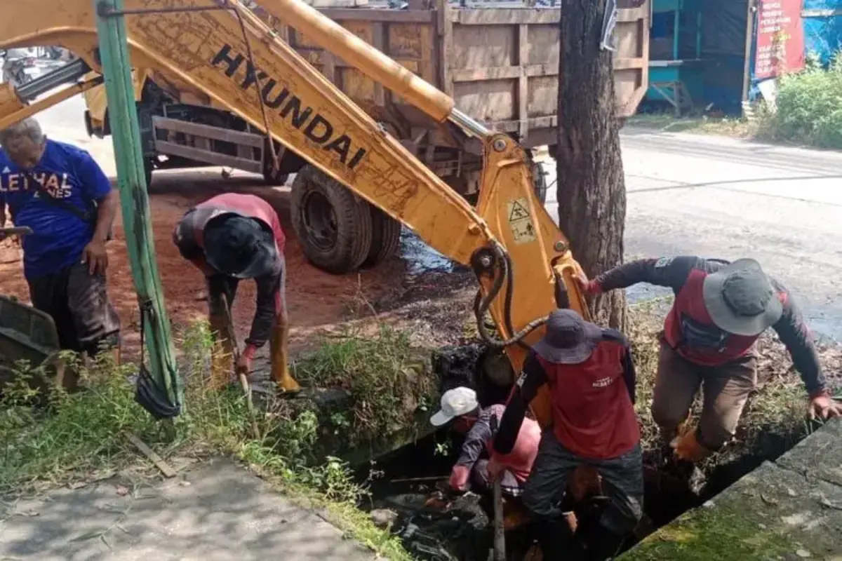 Respons Cepat Aduan Warga, Agustina Wilujeng Perintahkan Dpu Keruk Drainase Gajah Raya