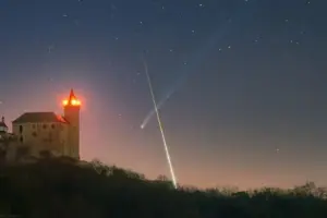 Momen Langka: Meteor “Fireball” dan Komet PanSTARRS Membentuk Huruf X di Atas Kastil Eropa