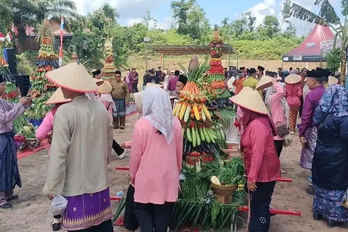 Sedekah Bumi Di Kota Jambi, 300 Warga Arak Hasil Panen Melimpah