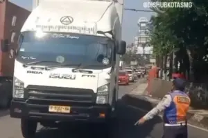 Cegah Kecelakaan di Tanjakan Silayur, Aksi Dishub Semarang Hadang Truk Tuai Dukungan Warga