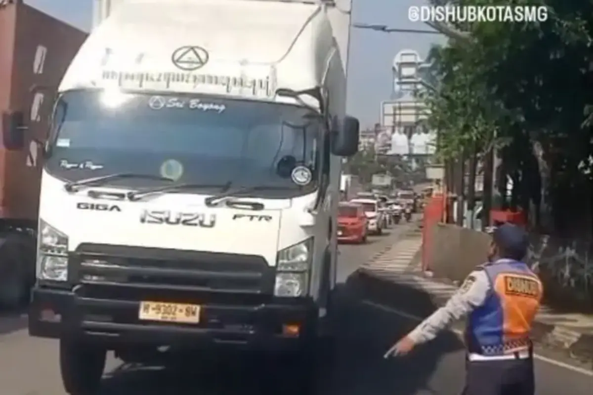 Cegah Kecelakaan Di Tanjakan Silayur, Aksi Dishub Semarang Hadang Truk Tuai Dukungan Warga