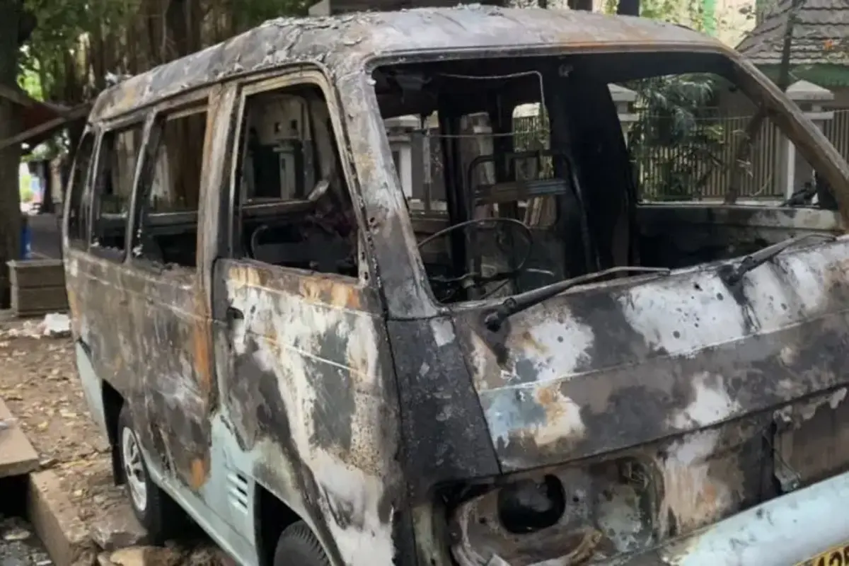 Penampakan Angkot Yang Dibakar Di Tanah Abang: Sebagian Besar Hangus