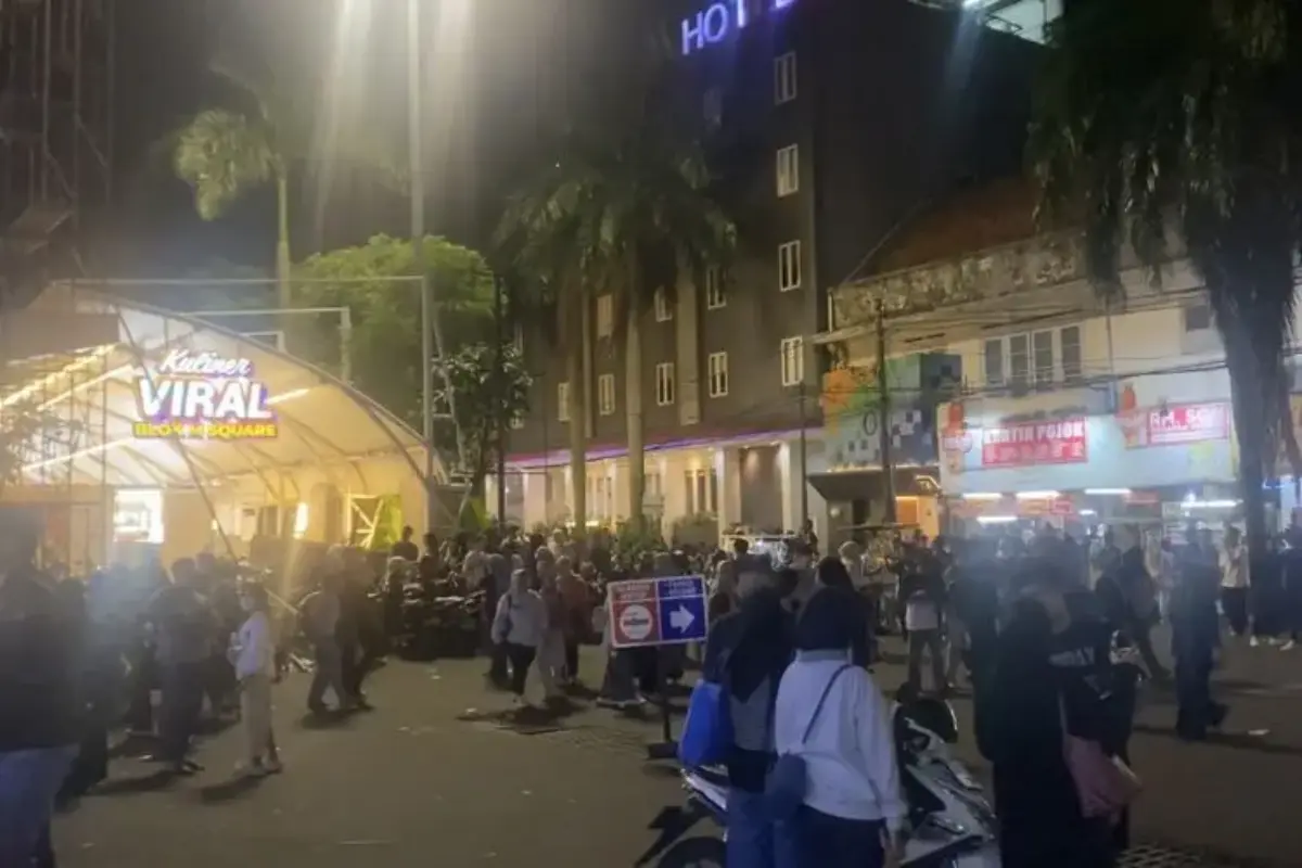 Blok M Tetap Ramai Saat Pemadaman Lampu Hari Bumi Di Jakarta Malam Ini