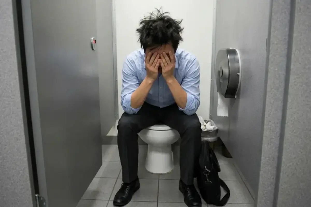 Suka Sembunyi Di Toilet Saat Stres? Ini Penjelasan Psikologisnya