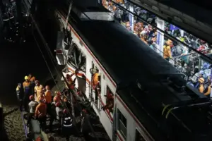 “Gimana Kalau Aku di Posisi Itu?” Saat Nurul Tak Lari, Tolong Korban Kecelakaan KRL Bekasi