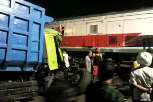 Kecelakaan Kereta Terjadi Lagi, Ini Kronologi KA Dhoho Hantam Truk Pasir Mogok di Blitar