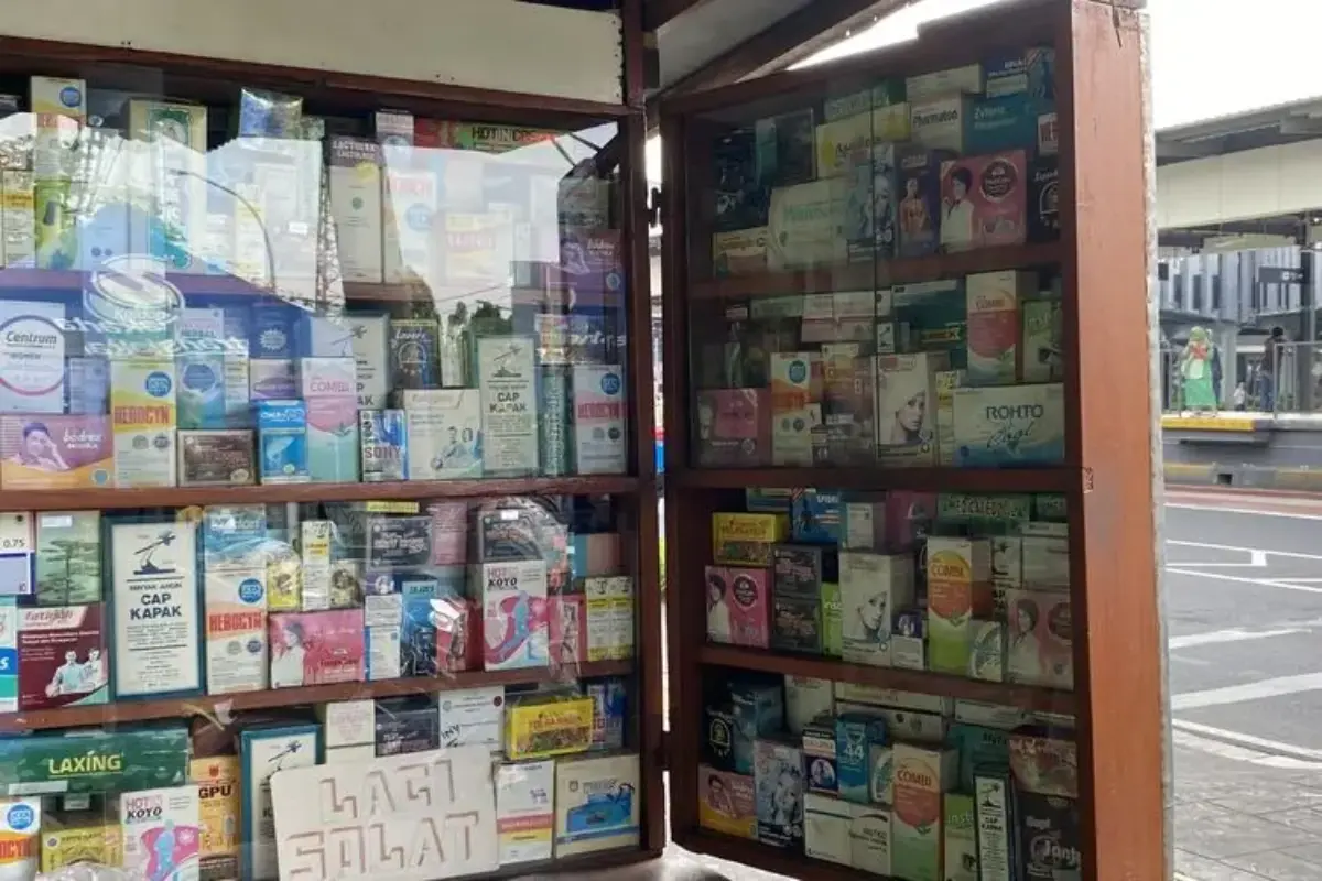 Di Balik Lapak Obat Di Kramat Jakpus, Ada Pembeli Yang Datang Karena Kasihan
