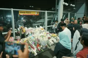 Karangan Bunga Penuhi Stasiun Bekasi Timur, Simbol Kebersamaan Penumpang KRL